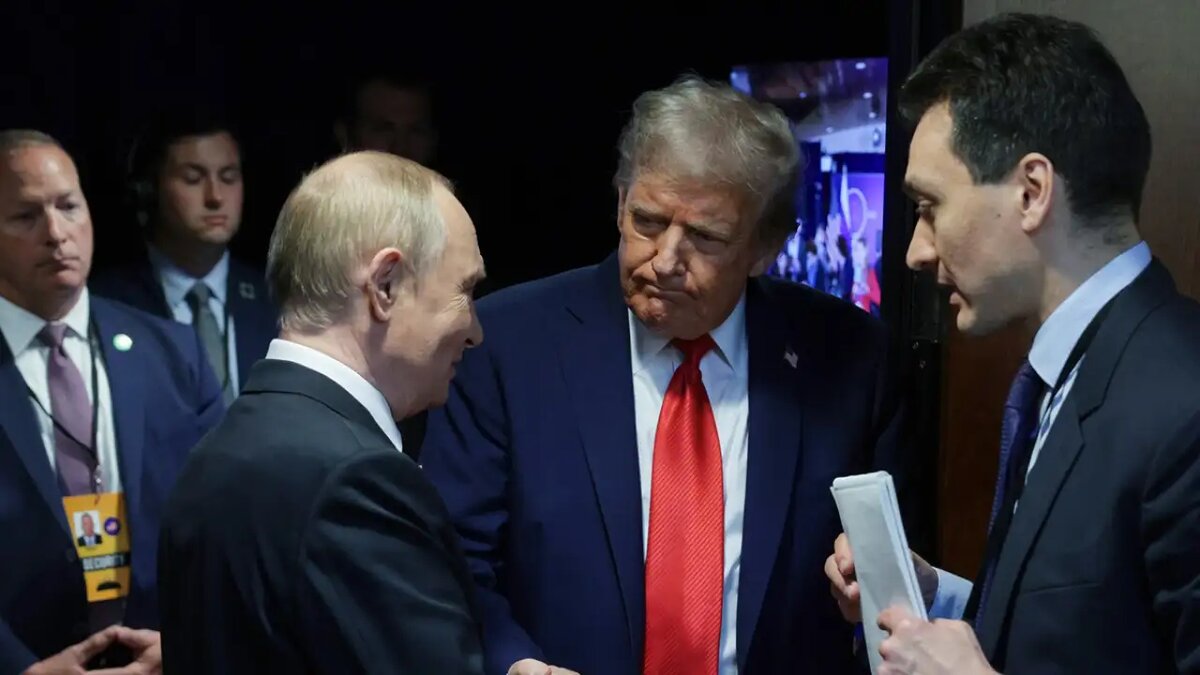    Владимир Путин жмёт руку Дональду Трампу. © Пресс-служба Кремля