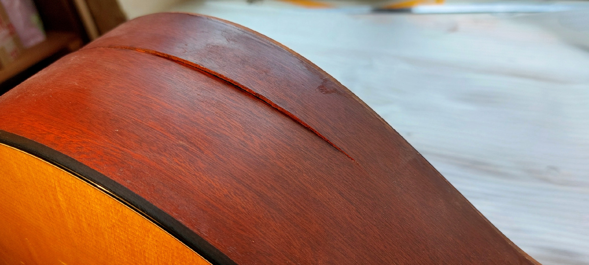 Трещина обечайки акустической гитары