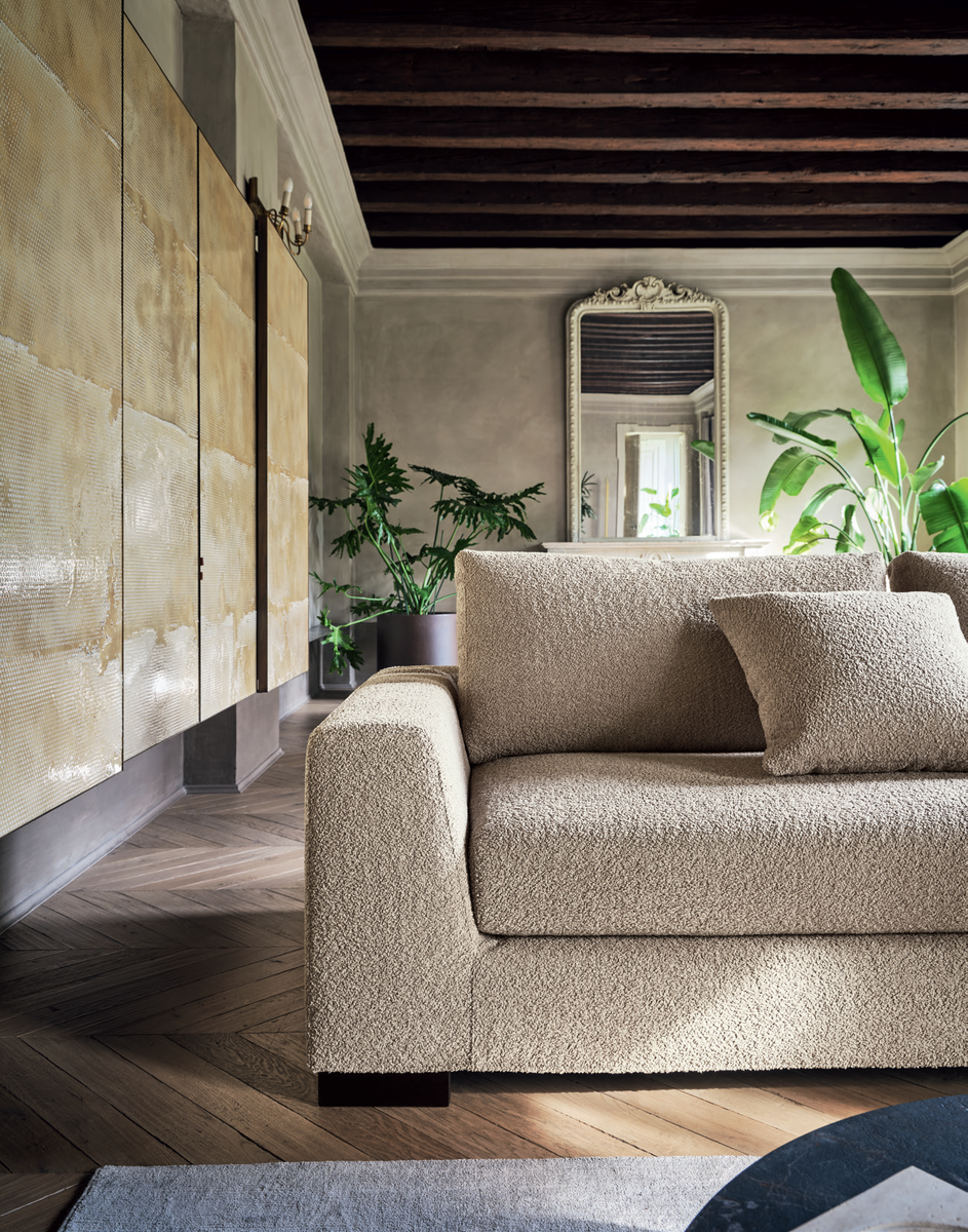 Диван Sierra от дизайнера Stefano Spessotto — это воплощение "тихой роскоши". Лаконичный силуэт, тактильно приятная обивка и элегантные ножки из массива дерева создают образ сдержанной, но безошибочно узнаваемой респектабельности.