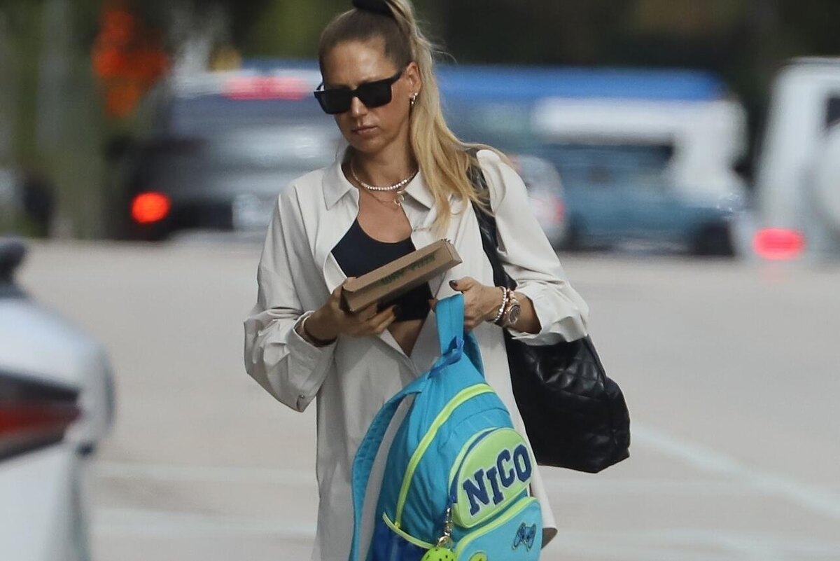    Анна пыталась прятать живот, прикрывая его рюкзаком сына LEGION-MEDIA