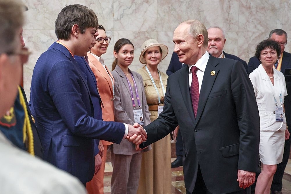 Встреча Путина с потомками ветеранов ВОВ. (Источник: ria.ru)