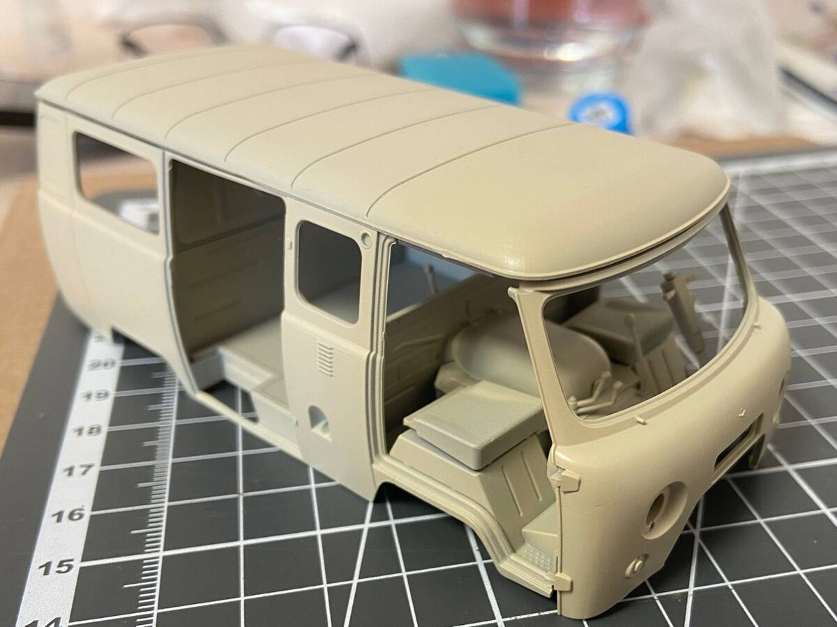 В процессе постройки стендовой модели УАЗ-3909 "Буханка". Производитель "Звезда", масштаб 1/35. Фото из личного архива автора © 2025 год