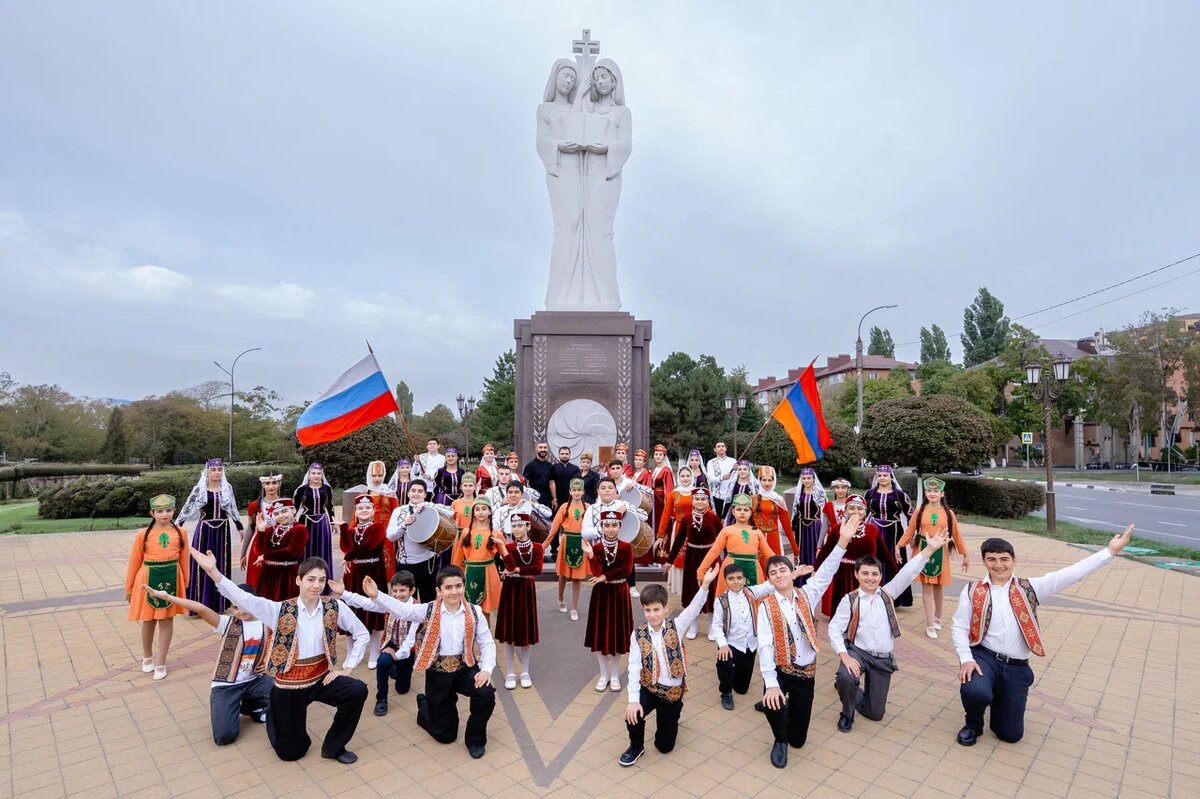 Посвященный русско-армянской дружбе памятник _Единство духа_ возведен в Армавире на средства Камо Айрапетяна