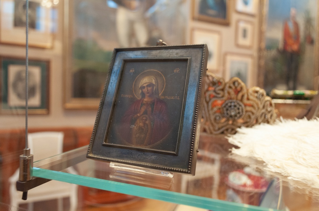 Икона Пресвятой Богородицы «Помощница в родах» в витрине Шпалерного зала. Российский фонд культуры