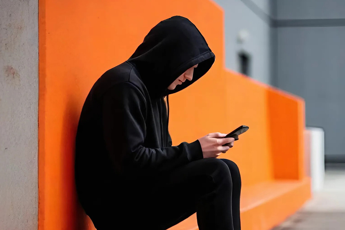 Власти призывают калининградцев проявлять бдительность и проверять информацию исключительно через официальные источники.  Фото: Изображение сгенерировано нейросетью Kandinsky 3.1