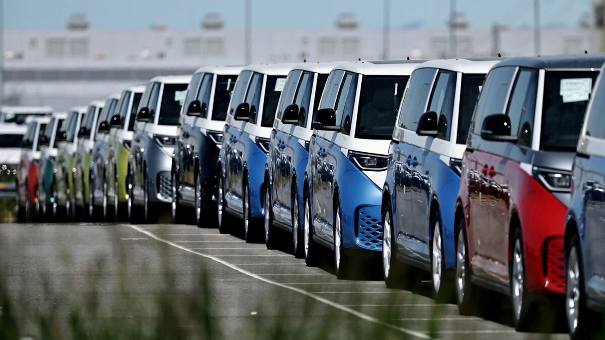 Автомобильный терминал в порту немецкого Эмдена. Фото: FRIEDEMANN VOGEL, EPA