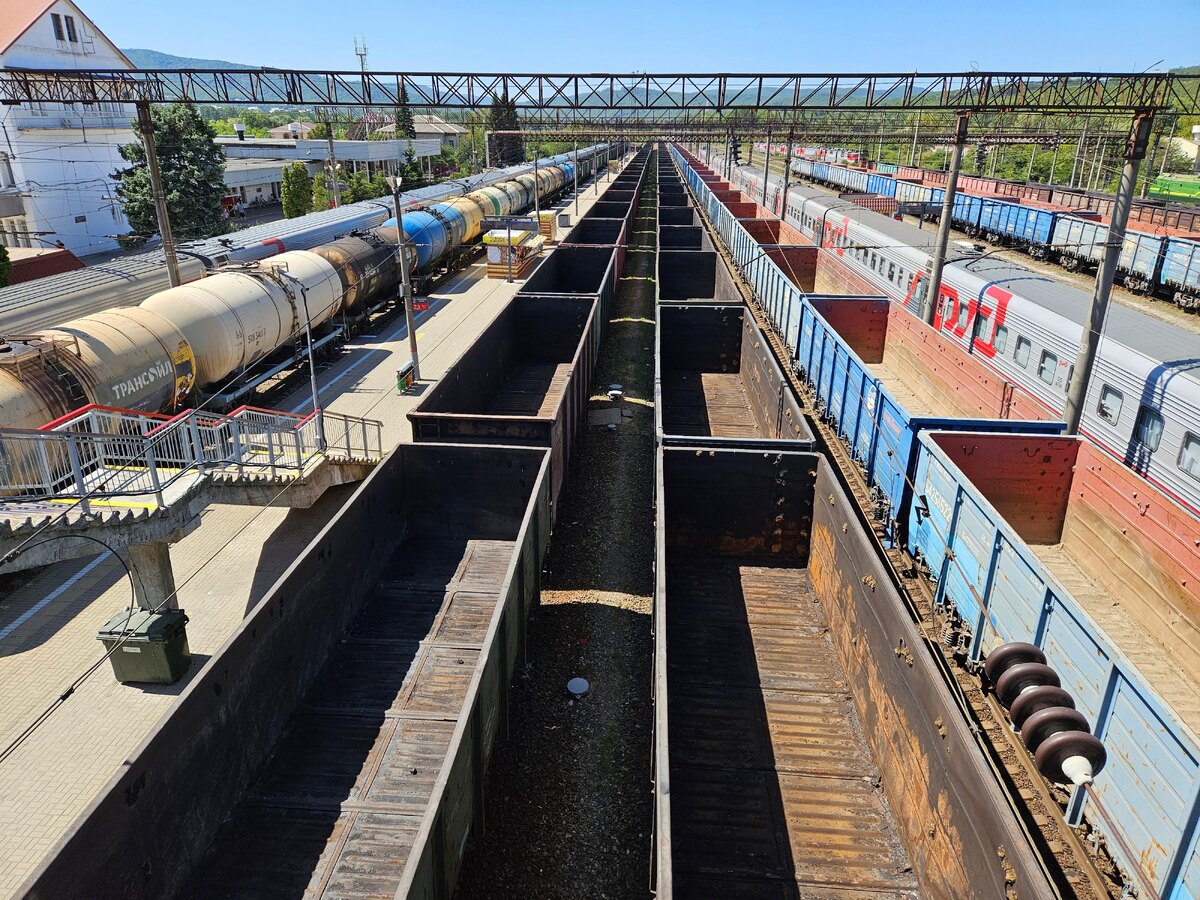 , фото: Pavel L Photo and Video/Shutterstock/Fotodom.ru📷Пустые вагоны на станции Туапсе в Краснодарском крае