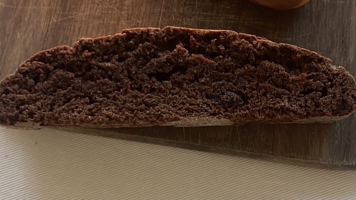 Печенье похоже на бородинский хлеб. На вкус насыщенный шоколадный вкус и кусочки вишни