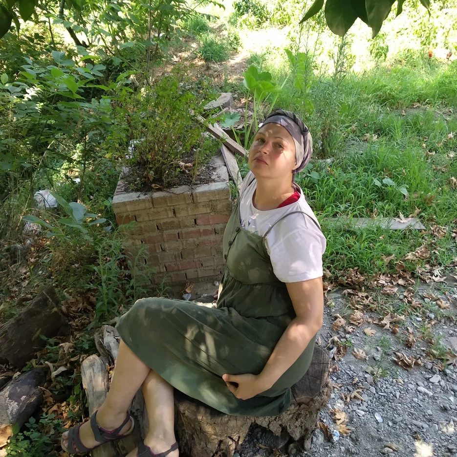 В путешествиях бывают чудеса. Не громкие, не с фейерверками — тихие, почти незаметные.
Например, когда в совершенно незнакомом месте тебя дважды подряд встречает один и тот же человек — как будто само место говорит: «Я помню вас».
Так случилось с нами в Green Canyon. В 2019 году мы впервые приехали в Аланью и поехали на экскурсию к водохранилищу Оймапынар. А в 2020-м — повторили маршрут.
И оба раза, спустившись к причалу, увидели одного и того же капитана — Мустафу из Газипаши.
В первый раз он был незнакомцем. Во второй — улыбнулся: «Вы снова здесь!»
Кажется, это было не совпадение. Это было — приглашение.