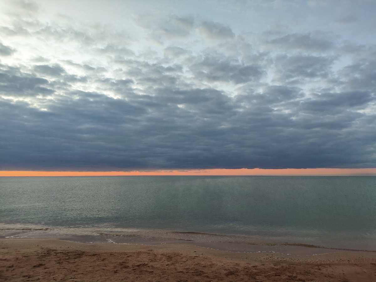 Красная полоса по всему морю