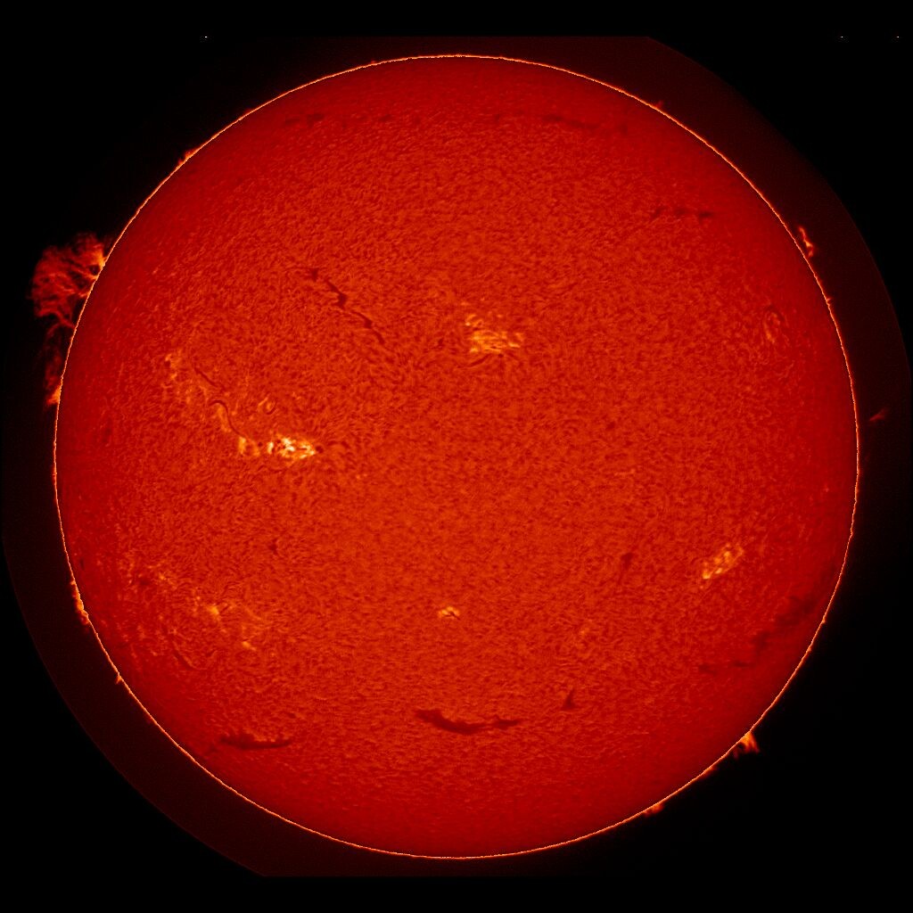    Гигантский протуберанец можно было увидеть даже через любительский телескоп с Земли.
