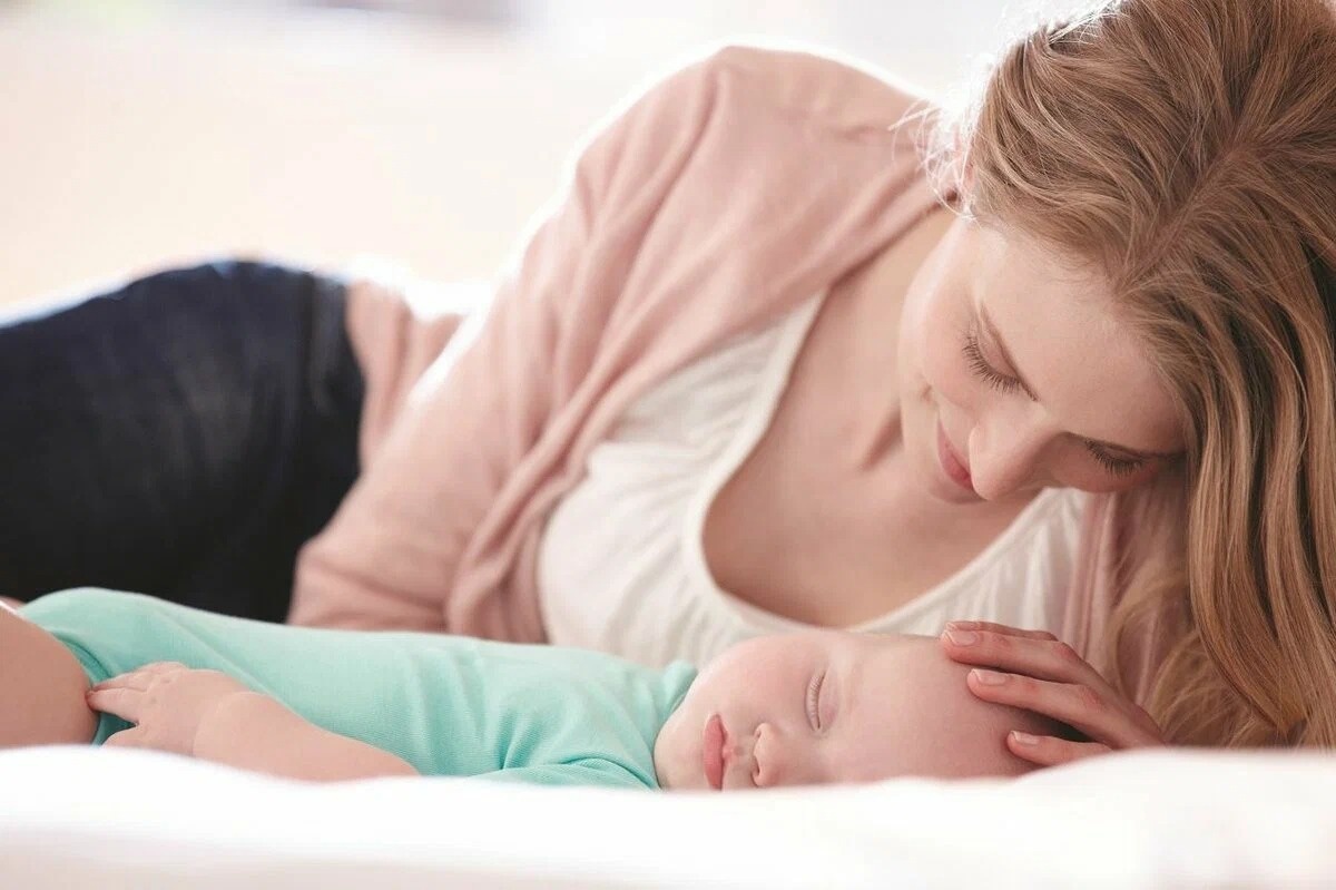 У младенцев еще не полностью сформирован нижний пищеводный сфинктер, поэтому пищеварительный тракт не всегда хорошо справляется со своей задачей [1]