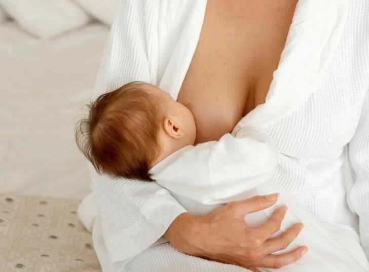 При аэрофагии у малыша может наблюдаться вздутие живота или колики