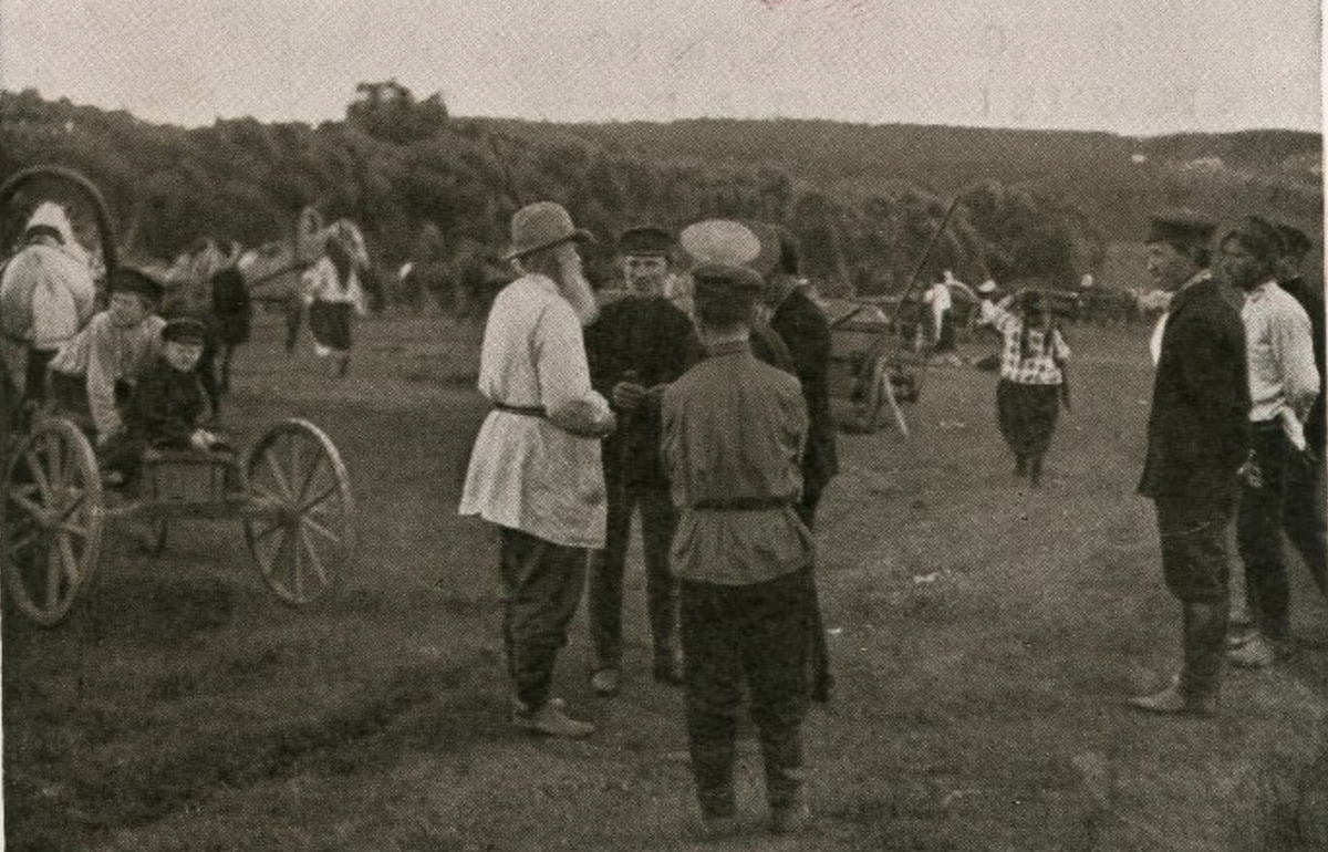 Лев Николаевич Толстой на ярмарке проездом через Орловскую губернию, 1909 г.