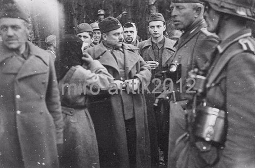 Генерал Артеменко сдается в плен. Рядом на фото его сын. Источник - https://kv-bear.livejournal.com/487961.html