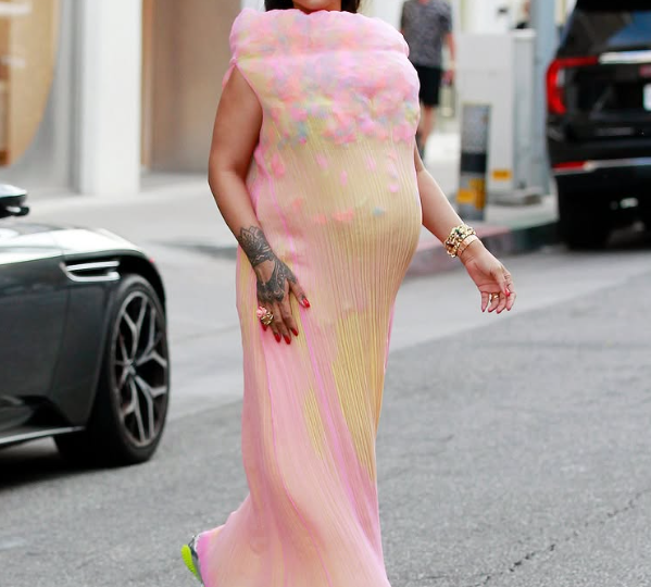 Лучшие образы Рианны для беременных 2025 года