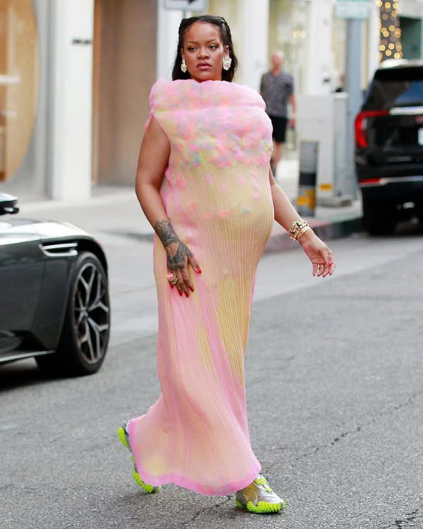Рианна во время прогулки по Лос-Анджелесу 5 августа 2025 г. Источник фото ellecanada.com