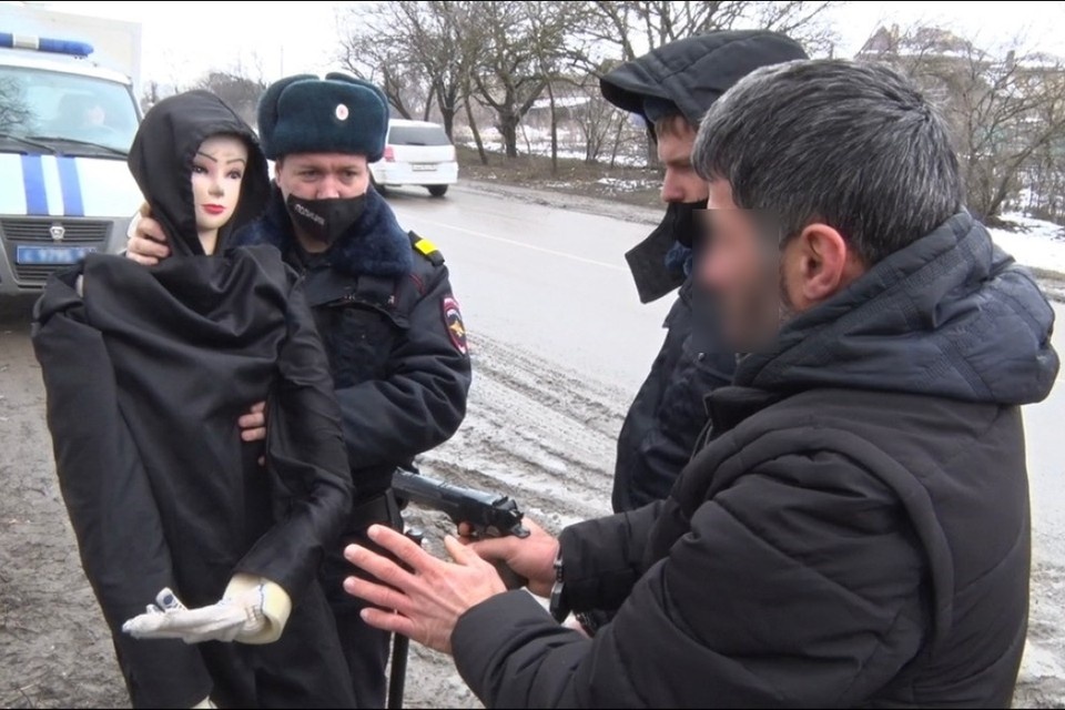 Во время следственного эксперимента мужчина показал что произошло в ночь убийства. Фото: СУ СК по Ростовской области