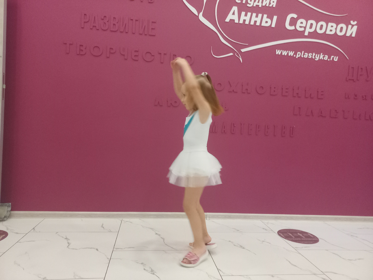 Дочка демонстрирует папе с мамой какие-то танцевальные элементы 