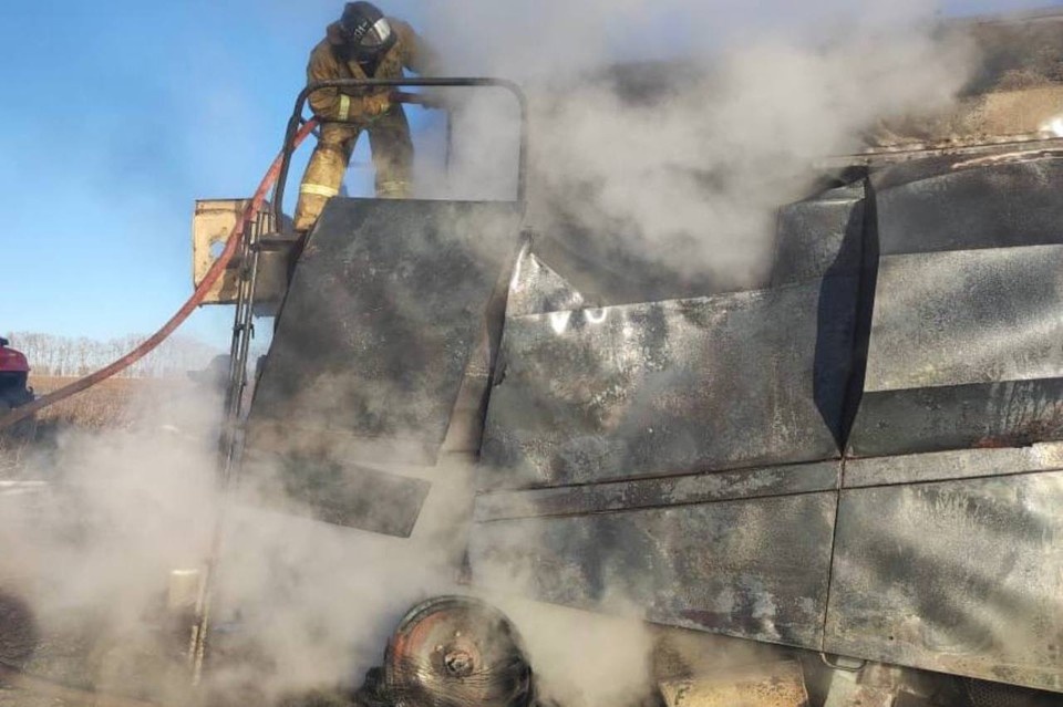    Комбайн загорелся во время полевых работ в Новосибирской области. Фото: предоставлено читателем КП-Новосибирск