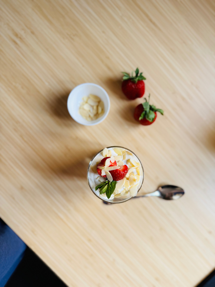 Завтрак. Йогурт, банан и миндальные лепестки 