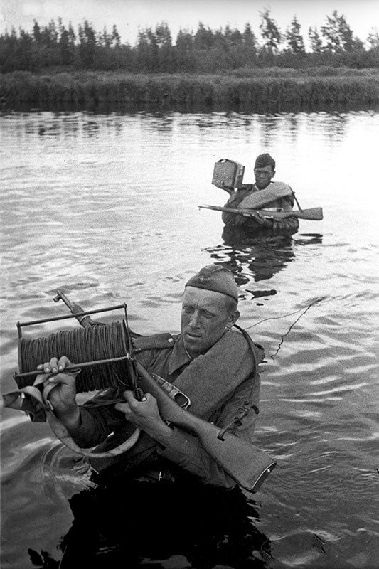 Советские связисты преодолевают вброд водную преграду, фотография приведена для иллюстрации