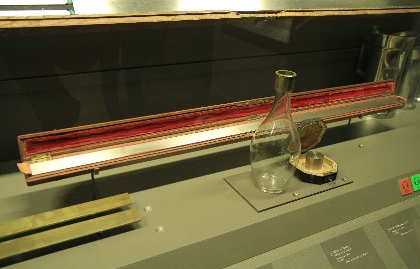 А это метр. Заодно литр и килограмм