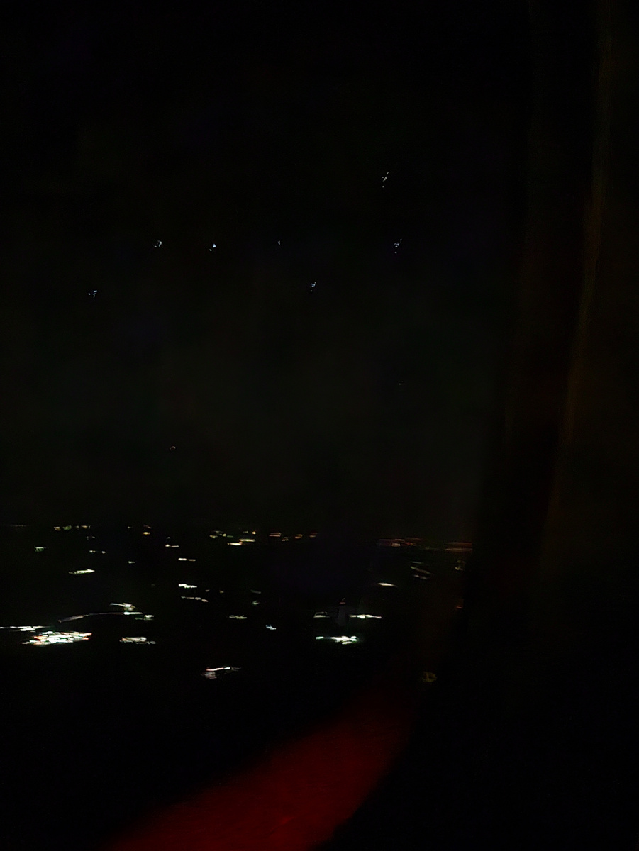 В ночных полётах тоже есть свои прелести. Здесь лучше видно звёзды:)