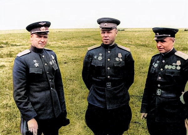 Генерал-полковник авиации Руденко С. И., генерал-полковник Малинин М. С., генерал-полковник артиллерии Казаков В. И., 1944 год