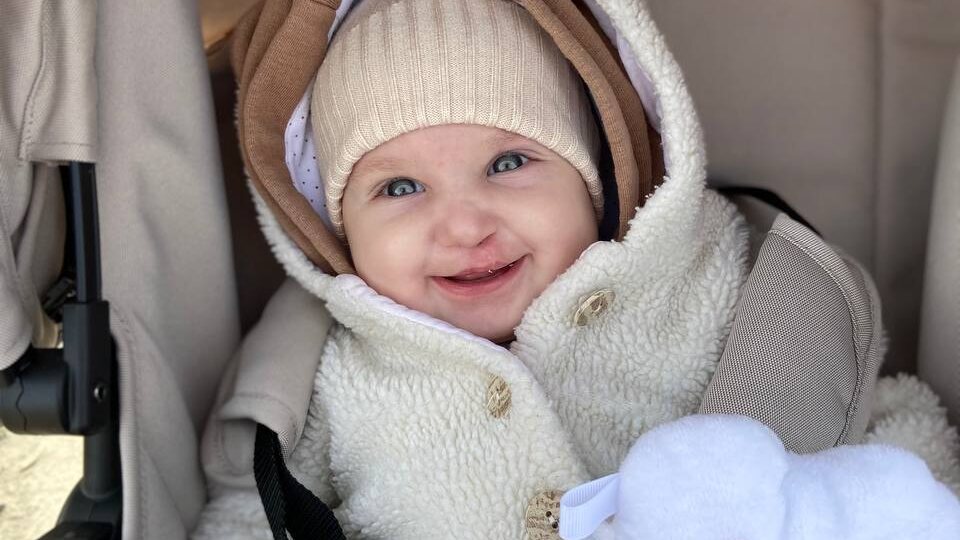 Василиса улыбается, несмотря на трудности после рождения