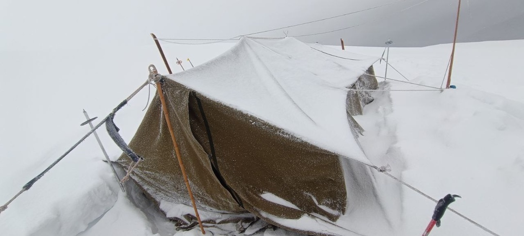 Так, а кто, собственно, бежал от палатки раздетым ? Перевал Дятлова