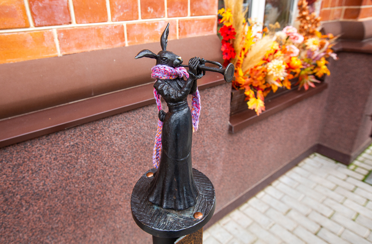 "Мазайские зайцы". Скульптура зайчиха-трубач. Кострома. Фото автора статьи