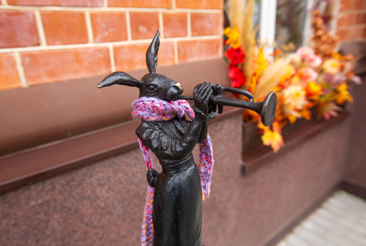 "Мазайские зайцы". Скульптура зайчиха-трубач. Кострома. Фото автора статьи