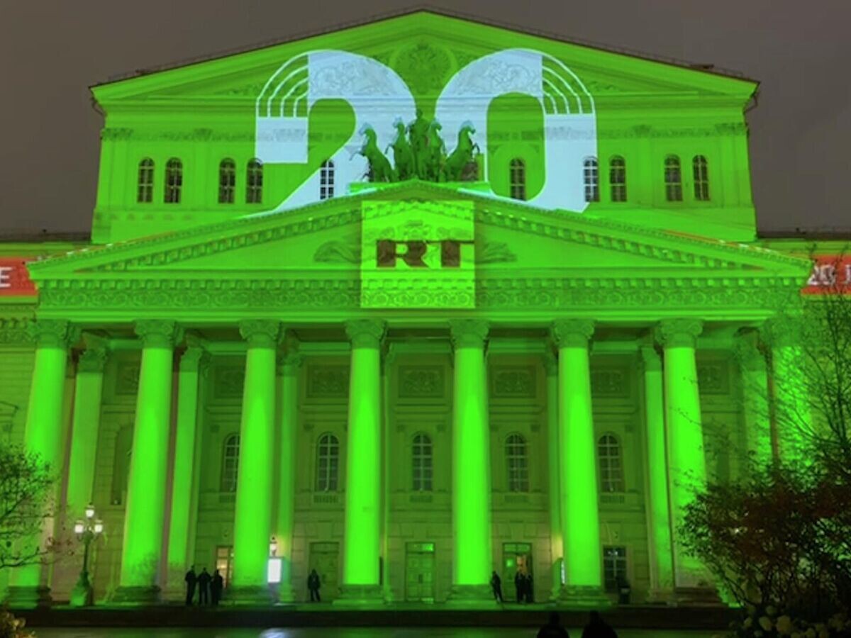    Фасад Большого театра, окрашенный в зеленые тона в честь 20-летия RT© РИА Новости