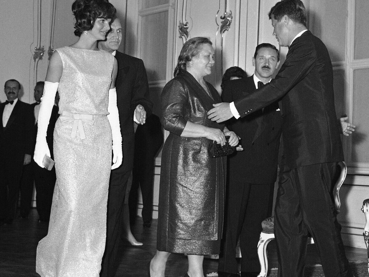    Президент США Джон Кеннеди приветствует Нину Хрущеву во дворце Шенбрунн в Вене. 3 июня 1961 © AP Photo