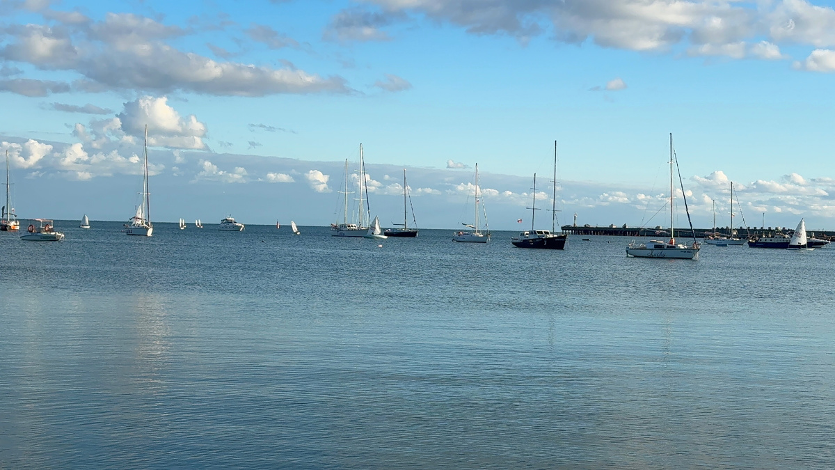 Набережная В.Терешковой в октябре 2025.