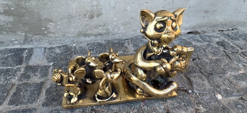 Бронзовый котик в Евпатории.