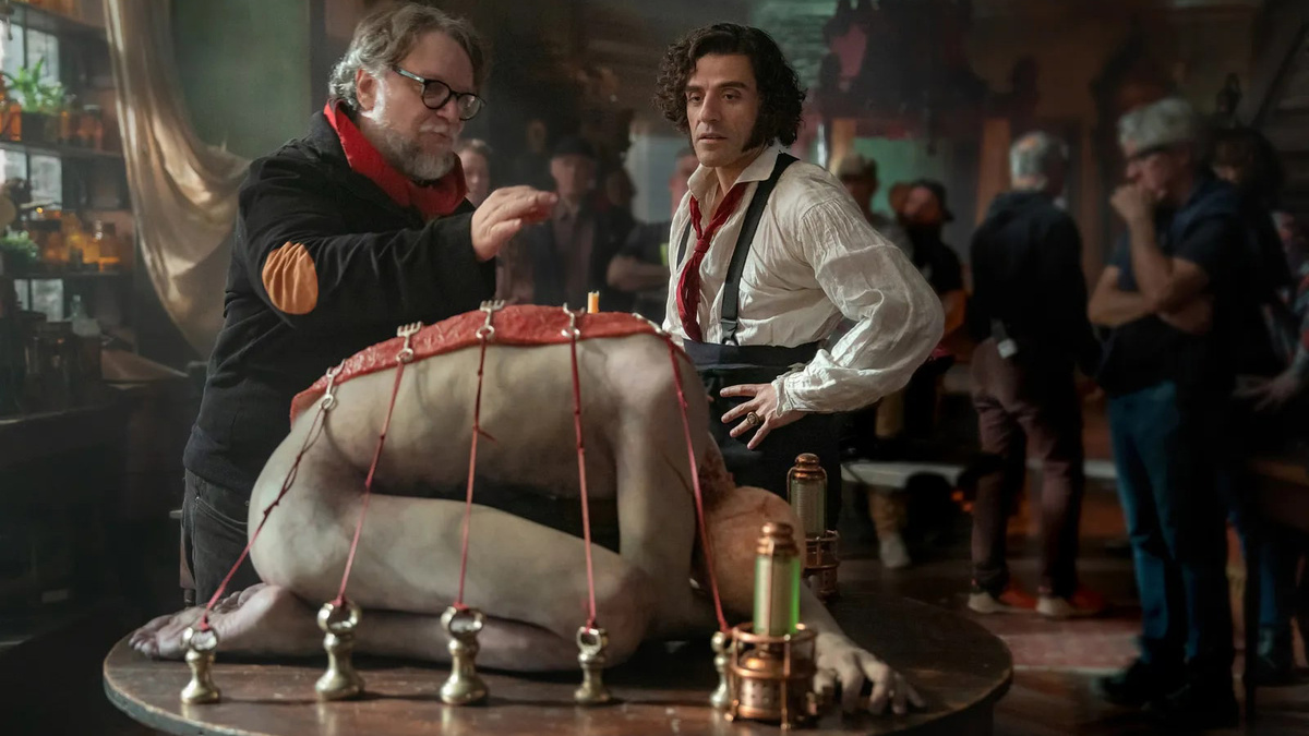 Кадр со съемок фильма «Франкенштейн», реж. Гильермо дель Торо. Фото: Forbes.ru