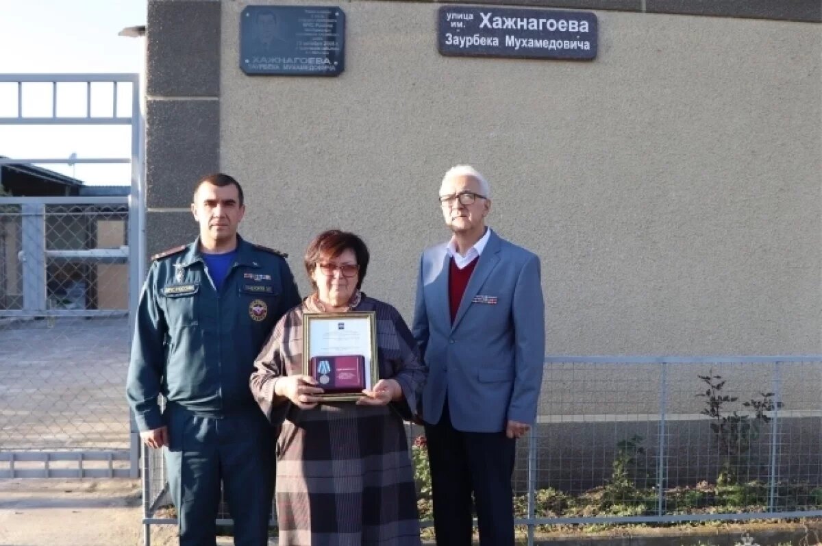    В КБР героя МЧС Заурбека Хажнагоева посмертно наградили медалью