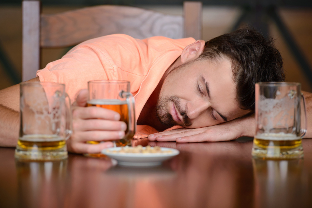 Первые признаки алкоголизма: что должно насторожить. (источник изображения: freepik.com)