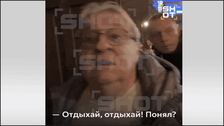 Что-то в вопросах о продаже московских квартир так взволновало почти 80-летнего Хазанова, что он полез в драку. Скриншот: телеграм-канал SHOT