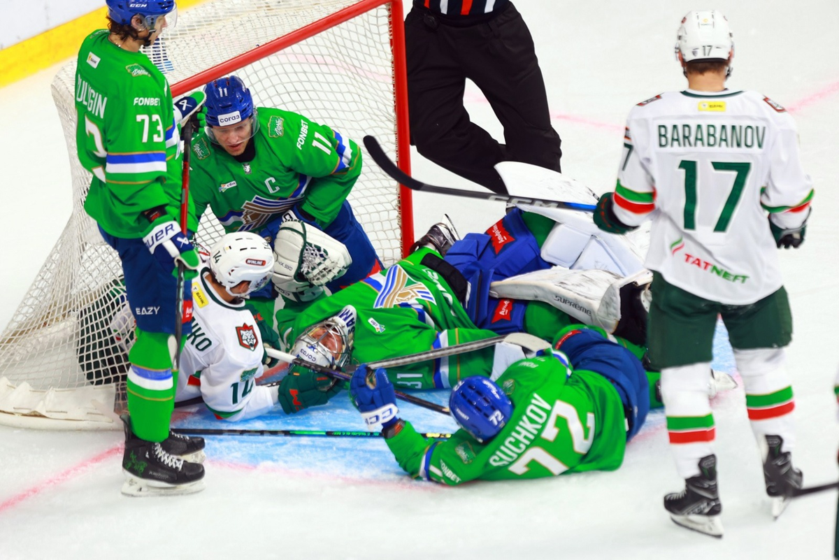 И «стена» из нескольких хоккеистов у собственных ворот не всегда спасала уфимцев от пропущенных шайб в матче с «Ак Барсом». Фото пресс-службы ХК «Салават Юлаев»