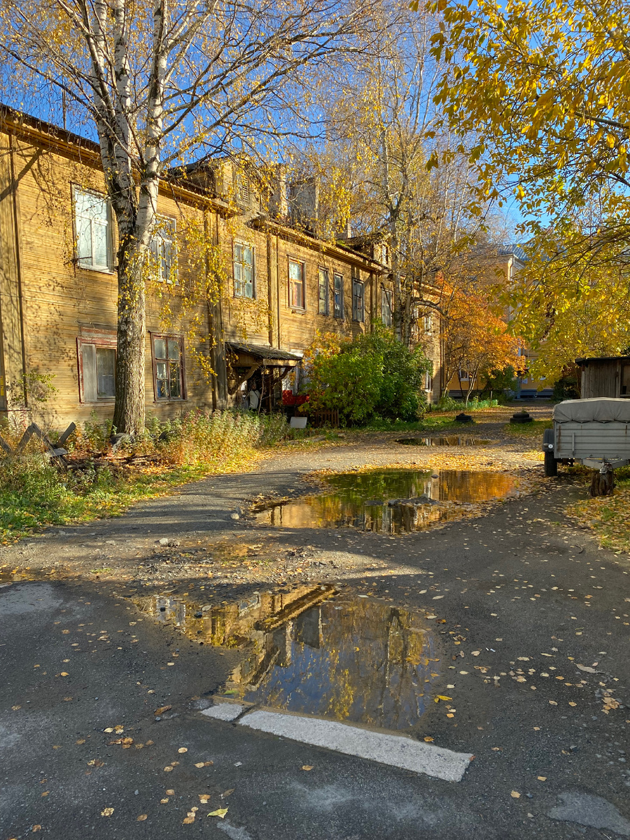 Двор жилого дома на ул. Луначарского 38. Петрозаводск. Фото автора.