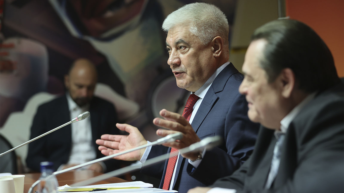 Пока только разводим руками и говорим, говорим, говорим.