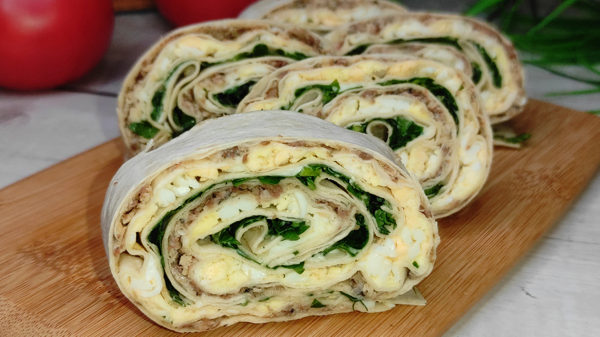 Рулет из лаваша с сайрой, яйцом и петрушкой. Фото автора. 