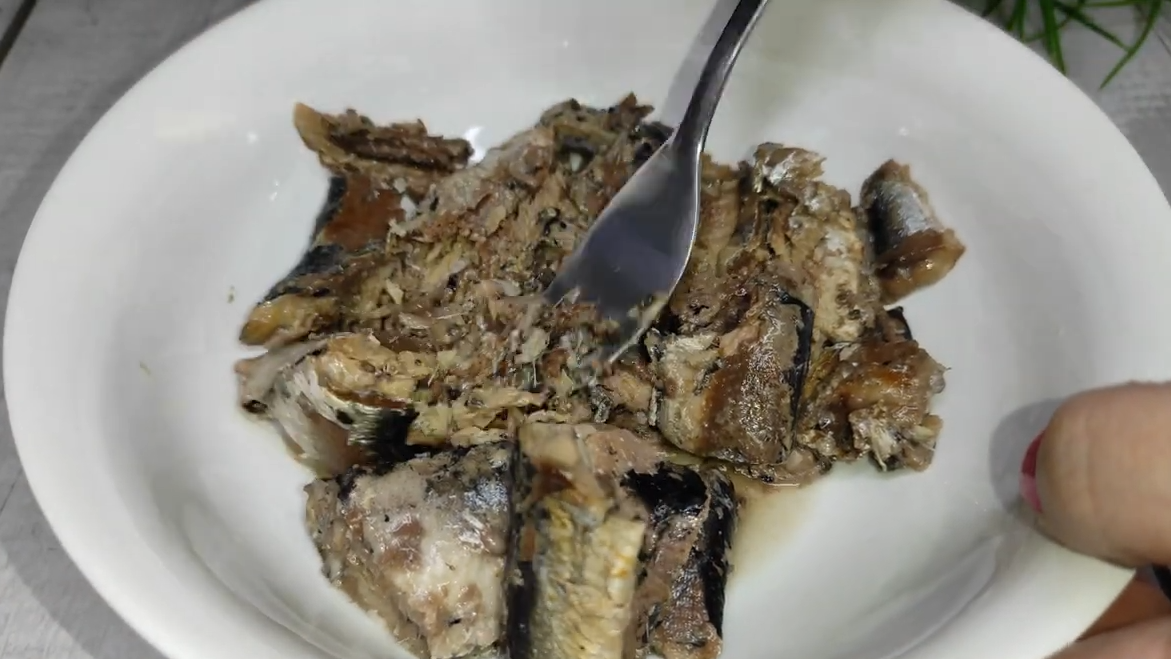 Рулет из лаваша с консервированной сайрой, яйцом и петрушкой. Фото автора.