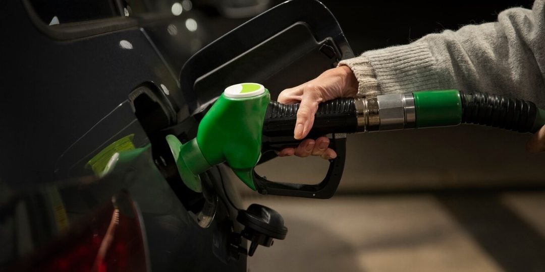 Бензин по 100 рублей за литр: когда цены на заправках преодолеют психологический рубеж