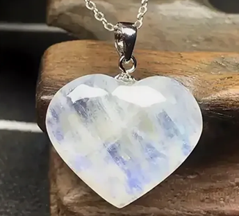 Амулет из лунного камня 