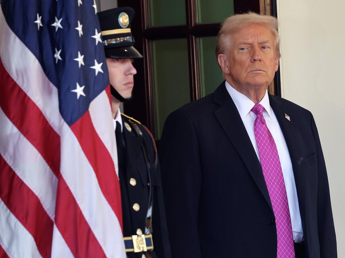    Президент США Дональд Трамп ожидает прибытия Владимира Зеленского в Белый дом© Getty Images / Win McNamee