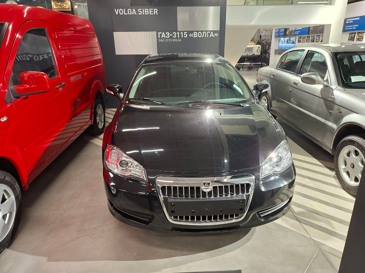 Сбоку справа тот самый ГАЗ-3115